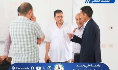 رئيس الجامعة يقوم بجولة لعدد من كليات الجامعة للاطلاع على سير الامتحانات برفقة وكيل الشؤون العلمية